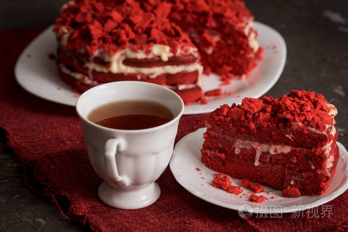 红色天鹅绒蛋糕帆布餐巾在一个具体的深灰色背景