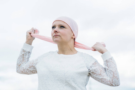 有粉红色头巾的女人有癌症