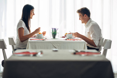 正式地点两个随意的年轻人在吃饭时交谈.在餐馆里正式的求婚.