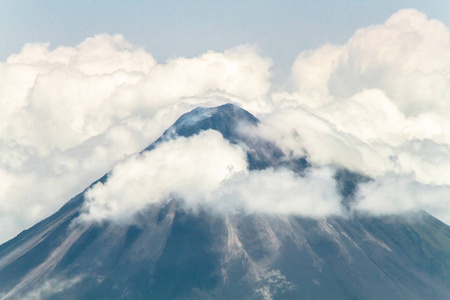 阿瓜火山阿雷纳尔在哥斯达黎加中部的云层中的首脑会议