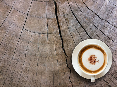 咖啡杯在木质背景纹理