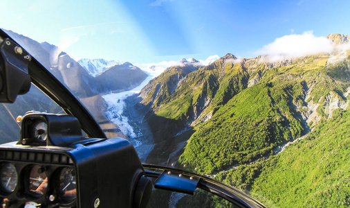 从一架直升机的驾驶舱看, 它飞越新西兰南岛上的狐狸冰川