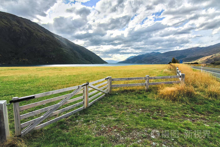 在新西兰南岛的瓦卡蒂普湖旁一座大草牧场的入口处矗立着一堵篱笆