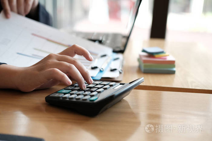 财务顾问在办公室使用计算器和计算机