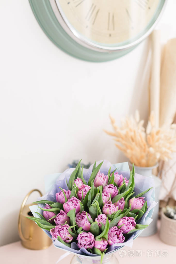 特写 美丽的豪华花束的丁香花郁金香在桌上 花店种花的工作照片 正版商用图片11c9mf 摄图新视界