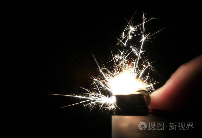 火花采取五颜六色的水晶形状因为他们出来的打火机