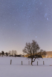 斯洛文尼亚Kamnik镇附近的Tuhinj山谷的夜间雪景