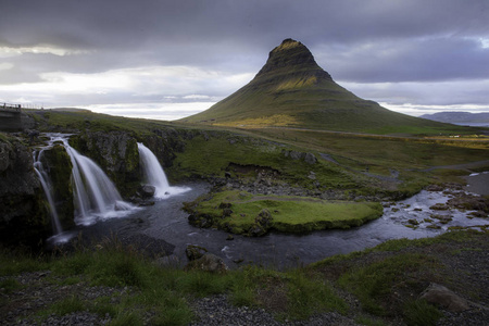 冰岛北部的 Kirkjufellsfoss 和 Kirkjufell