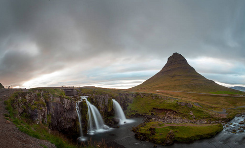 冰岛北部的 Kirkjufellsfoss 和 Kirkjufell