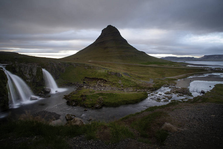 冰岛北部的 Kirkjufellsfoss 和 Kirkjufell