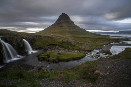 冰岛北部的 Kirkjufellsfoss 和 Kirkjufell