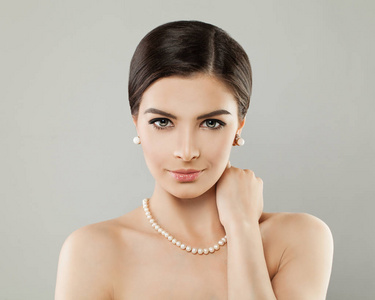 女人在早期 30 与排放黑烟的蓝眼睛的时尚肖像弥补戴着珍珠项链明信片