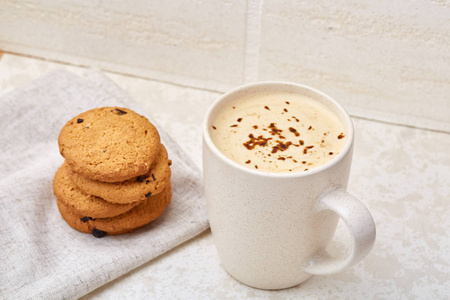 杯咖啡和饼干隔离在白色背景, 特写, 浅深度的领域