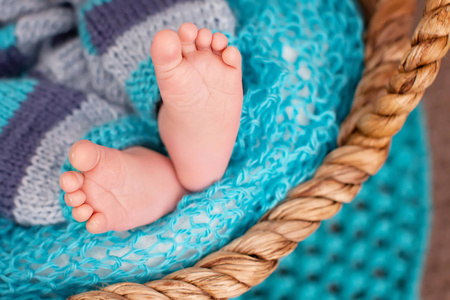 关闭了图片的新出生的婴儿脚上针织格子在扫管笏
