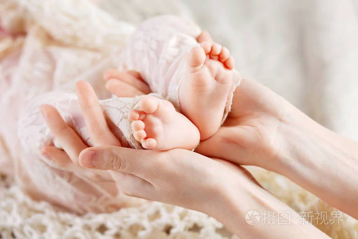 宝宝脚在母亲的手中小初生婴儿的脚上女性sh
