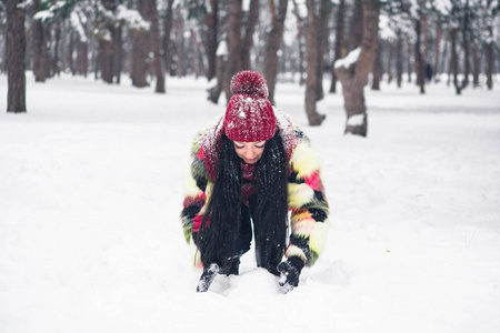 女孩用手收集雪