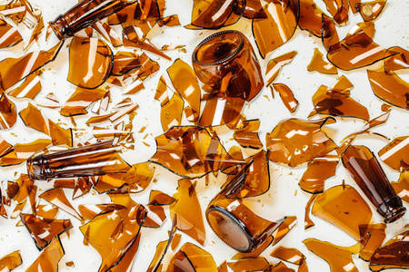 白色碎玻璃瓶照片