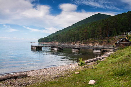 田园诗般的景观, 在湖边的木码头与山风光背景。贝加尔湖在白天