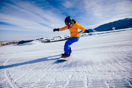 一个女人在冬天的山上滑雪板