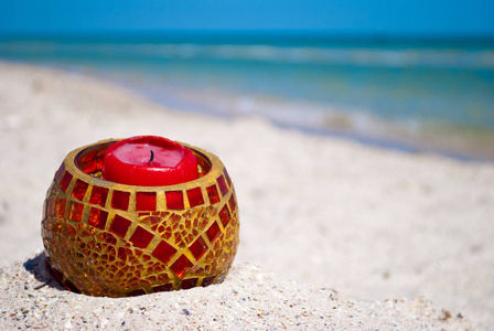美丽的彩色玻璃烛台红烛蜡白烟火黄沙夏日海滩海边蓝天假期周末休息
