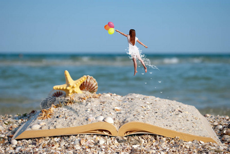 一个美丽的女孩穿着白色连衣裙，背上背着一列蝴蝶，手里拿着一个气球，飞在一本打开的书上，沙壳，黄色的海星，在蔚蓝的大海和蓝天上周末