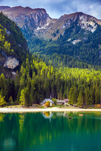 壮丽的湖泊反映了意大利南蒂罗尔的周围山脉和森林。步行和生态旅游的概念..