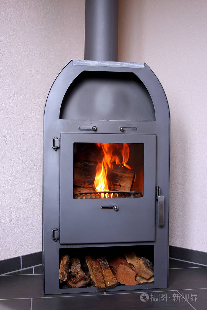 内有烧火的炉子的特写照片