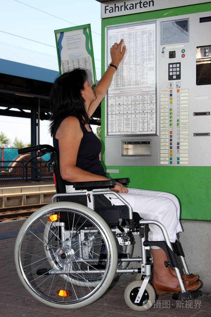 女性在轮椅上的特写照片