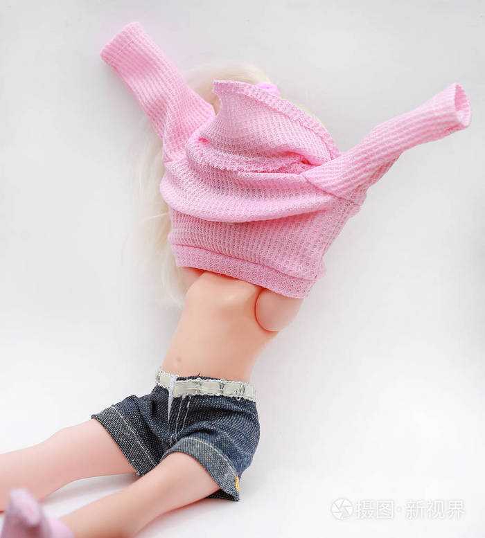 白色背景上的裸体婴儿娃娃