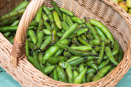 绿色豌豆在农夫新鲜的食物市场上
