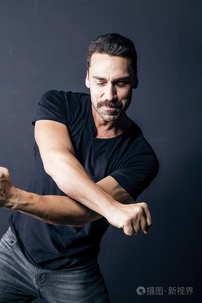 有胡子的男人摆出一脸快乐的表情