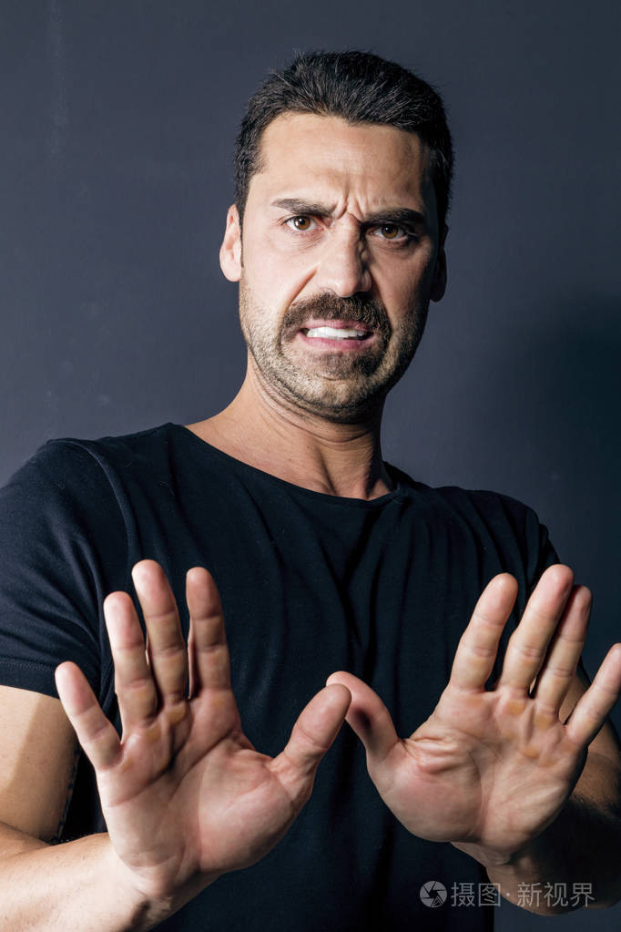 脸上露出恶心表情的胡子男人