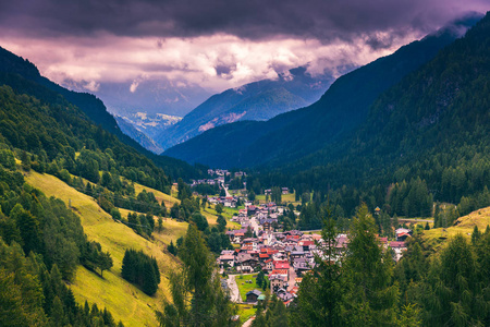 国家公园白云岩 Dolomiti 的大视图, 著名的