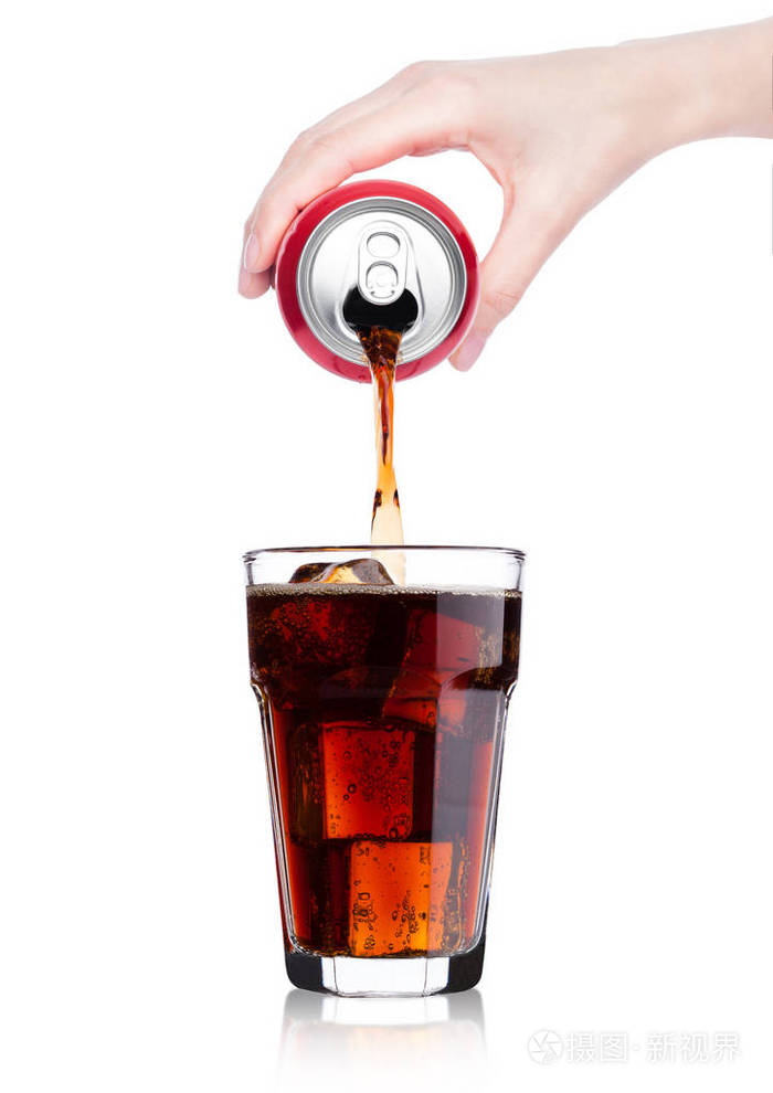 从锡到玻璃的女性手倒可乐饮料