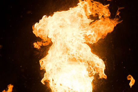 橙色天空的闪光明亮的闪光的火焰, 对黑色的天空照片