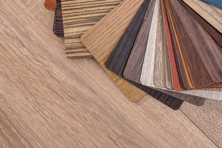 木制桌子上家具的调色板样品。