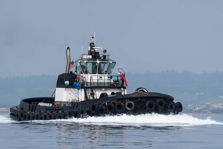 远洋拖船正在进行的海湾的声音照片