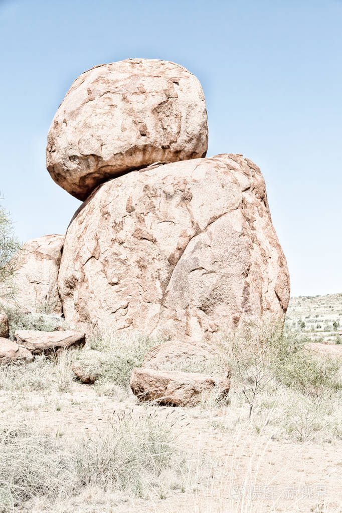 在澳大利亚魔鬼大理石的岩石