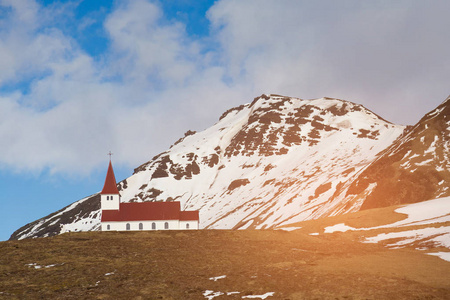 维克红教堂在高山上，冰岛，冬季，自然景观背景
