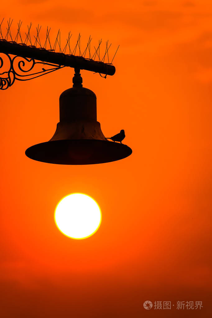 美丽的完全日落和剪影灯阳光天空橙色背景