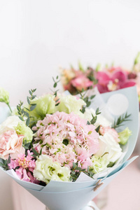 花店理念。在木桌上特写美丽可爱的鲜花花束。壁纸