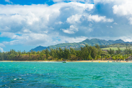 热带海岸的美丽的夏天风景