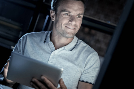 数字平板电脑微笑的家伙看着计算机