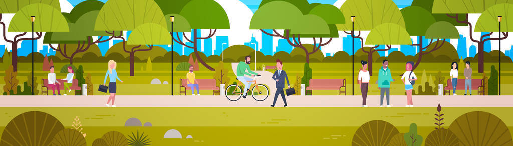 在美丽的城市公园散步骑自行车和沟通水平横幅的人放松