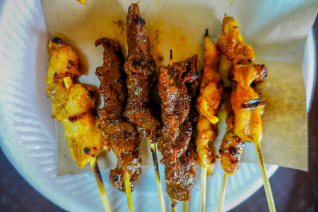 新加坡沙爹街食品市场上美味的鸡肉串