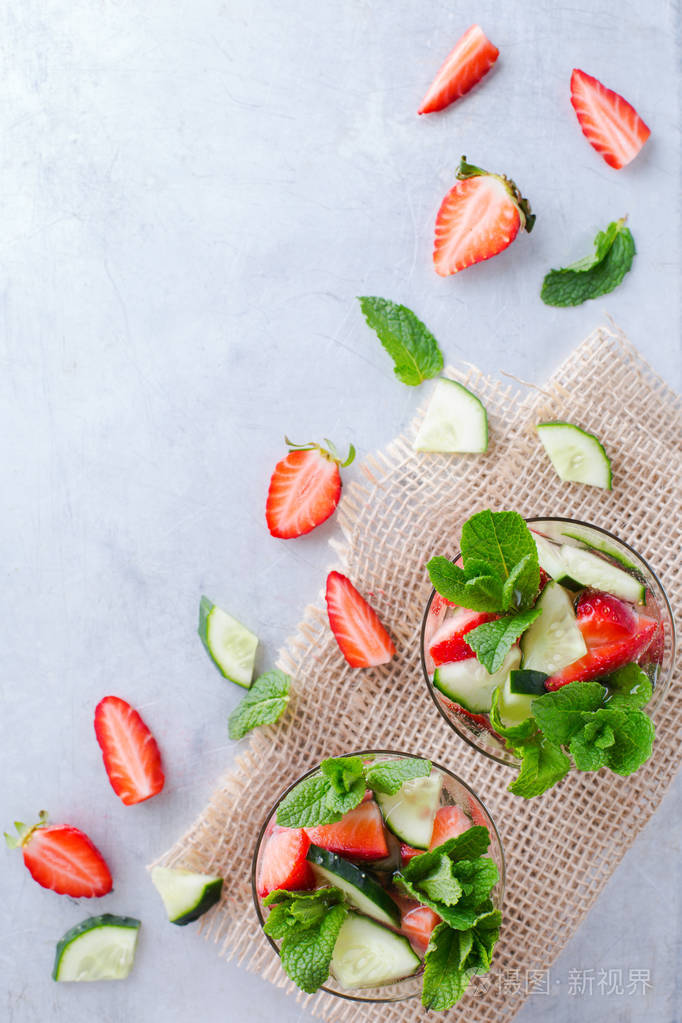 黄瓜草莓薄荷注入的淡水排毒喝鸡尾酒柠檬水