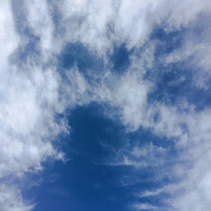 美丽的蓝色天空与云层背景。天上的云。与云天气自然云蓝色的天空。蓝蓝的天空，乌云与阳光