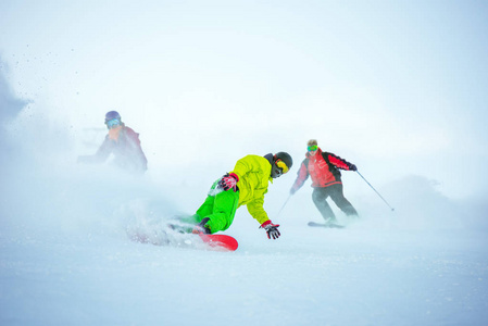 滑雪下坡概念与小组滑雪