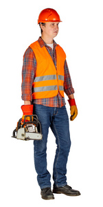 全长肖像的男性建筑工人在一个橙色头盔与链锯在白色墙壁背景。 维修建筑人员和维修理念。