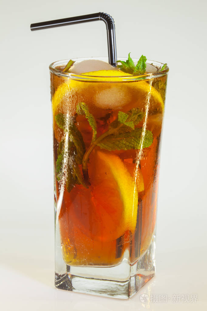 一杯冰镇饮料上的玫瑰花,白色背景上的冰柠檬和薄荷